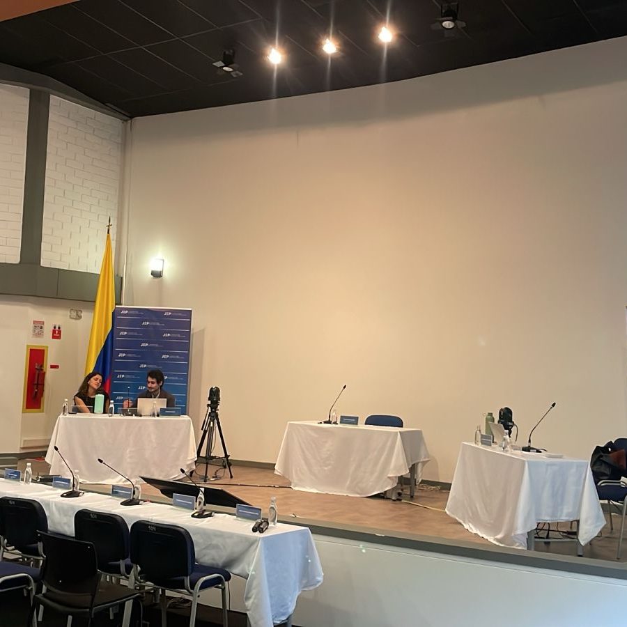 WhatsApp Image 2025-04-21 at 11.54.57 EXMIEMBROS DEL COMANDO CONJUNTO CENTRAL DE LAS FARC COMPARECEN ANTE LA JEP EN SU SEGUNDO DÍA DE AUDIENCIAS