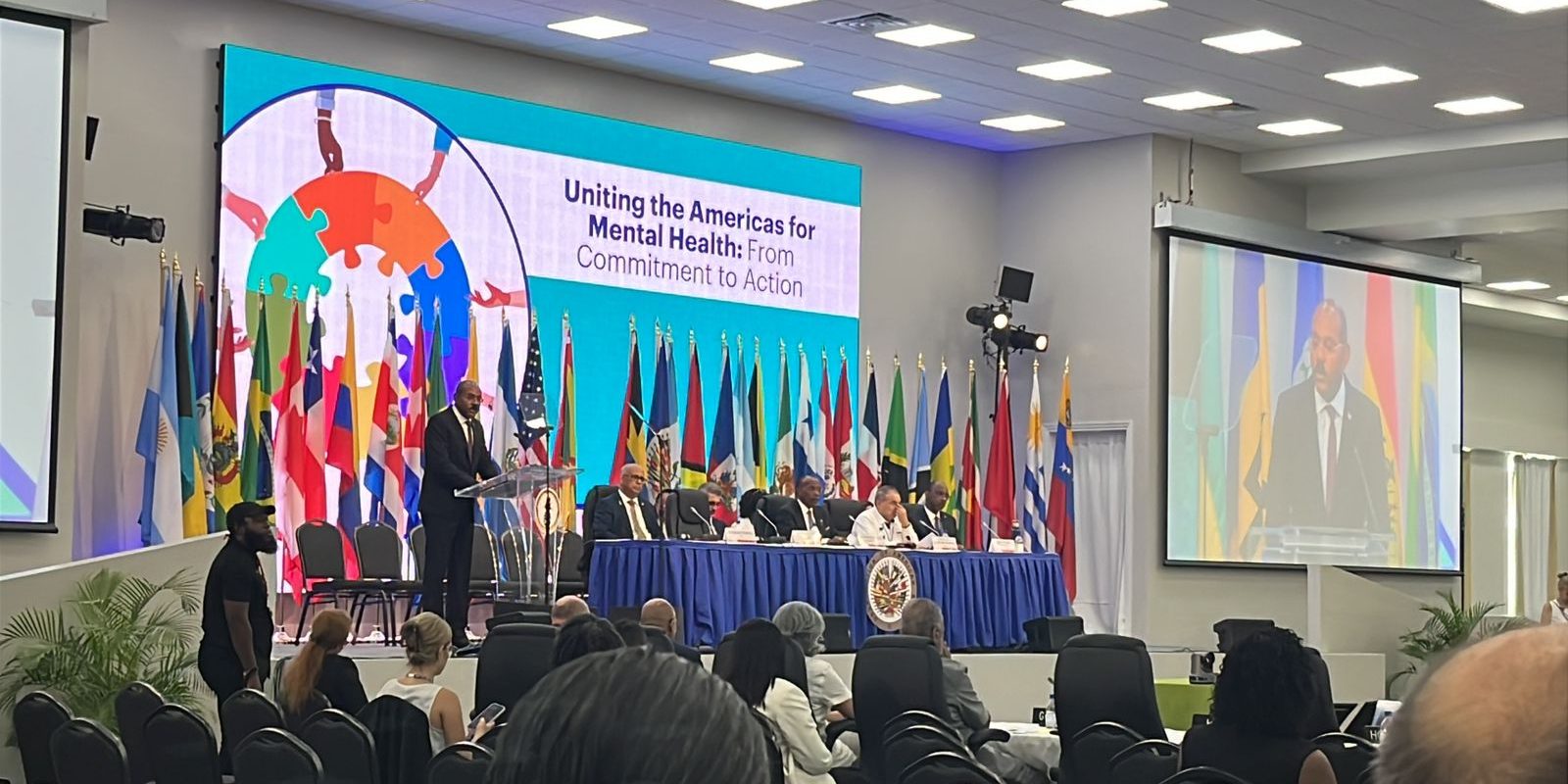 UNA VOZ PARA LAS VÍCTIMAS: MILVÍCTIMAS EN LA 55ª ASAMBLEA GENERAL DE LA OEA Corporación MilVíctimas en la OEA 2025: la voz de las víctimas del conflicto armado llega a Antigua y Barbuda Desde Antigua y Barbuda, participamos con orgullo y profundo compromiso en la 55ª Asamblea General de la Organización de los Estados Americanos (OEA 2025), representando a las víctimas del conflicto armado en Colombia. Como Corporación MilVíctimas, nuestra presencia en este espacio internacional reafirma una convicción que nos guía desde el inicio: la justicia transicional no puede avanzar sin verdad, memoria y participación real de las víctimas.