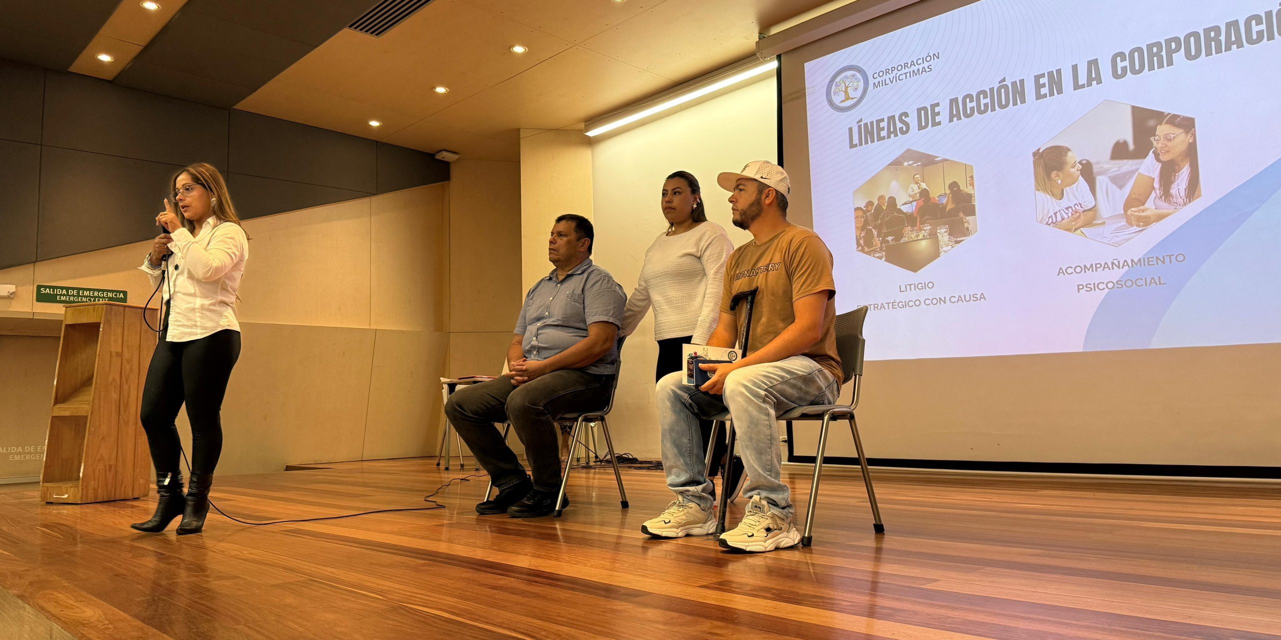 JUSTICIA TRANSICIONAL: UN COMPROMISO CON LAS VÍCTIMAS Y LA PAZ DURADERA Cuando hablamos de justicia transicional, nos referimos a un conjunto de medidas judiciales y no judiciales que incluyen procesos judiciales, comisiones de la verdad, programas de reparación y reformas institucionales. Todas ellas tienen un objetivo común: que las víctimas reciban verdad, justicia, reparación y garantías de no repetición.