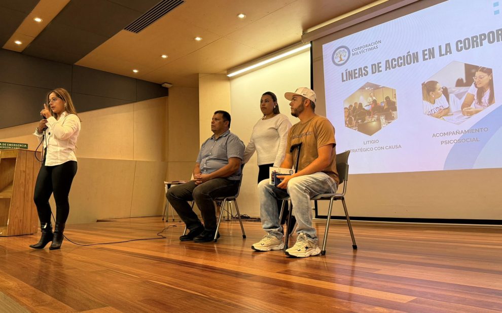 Cuando hablamos de justicia transicional, nos referimos a un conjunto de medidas judiciales y no judiciales que incluyen procesos judiciales, comisiones de la verdad, programas de reparación y reformas institucionales. Todas ellas tienen un objetivo común: que las víctimas reciban verdad, justicia, reparación y garantías de no repetición.