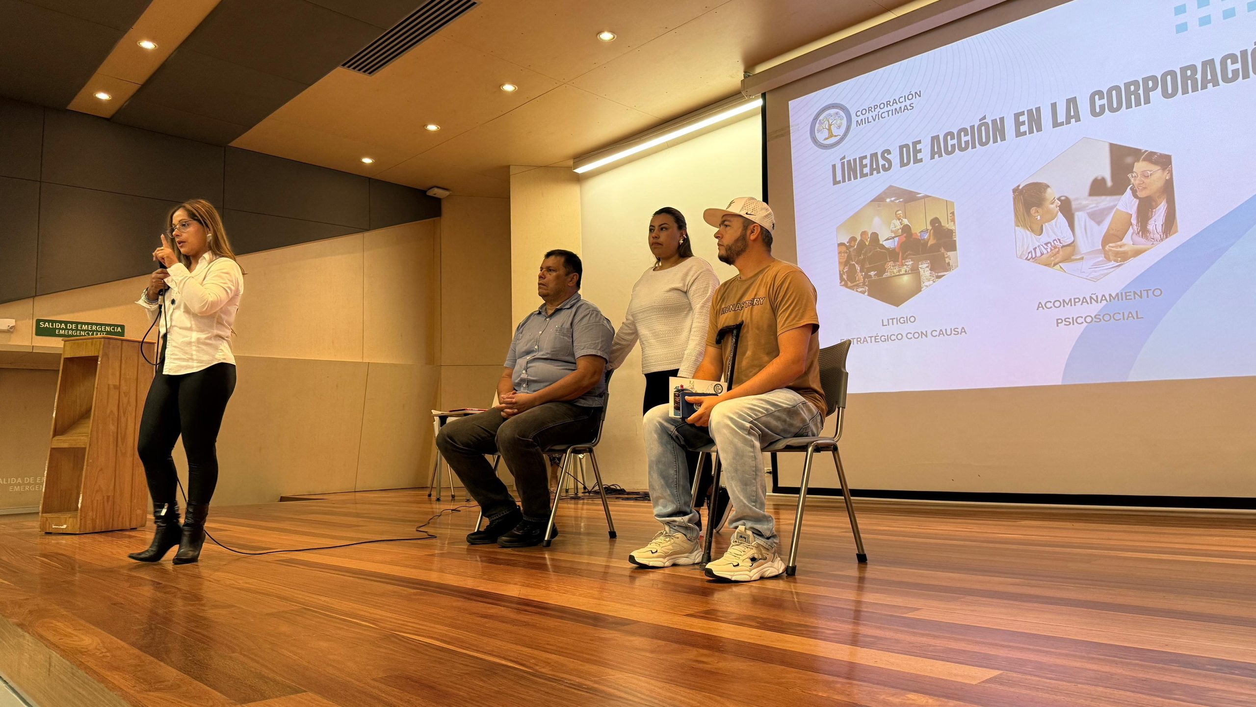 Cuando hablamos de justicia transicional, nos referimos a un conjunto de medidas judiciales y no judiciales que incluyen procesos judiciales, comisiones de la verdad, programas de reparación y reformas institucionales. Todas ellas tienen un objetivo común: que las víctimas reciban verdad, justicia, reparación y garantías de no repetición.