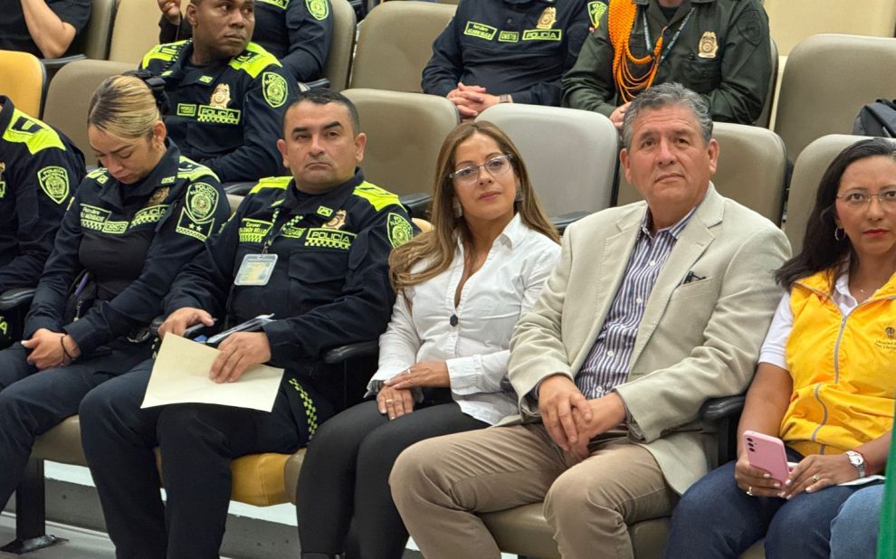 Militares y policías víctimas del conflicto armado colombiano durante jornada de acreditación ante la JEP, acompañados por la Corporación MilVíctimas en Medellín, como parte del Macrocaso 10.