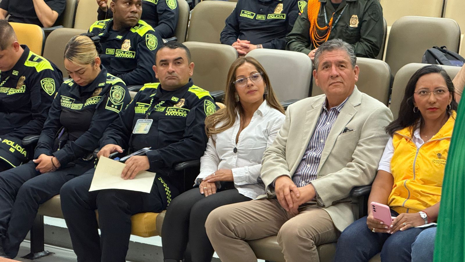 Militares y policías víctimas del conflicto armado colombiano durante jornada de acreditación ante la JEP, acompañados por la Corporación MilVíctimas en Medellín, como parte del Macrocaso 10.