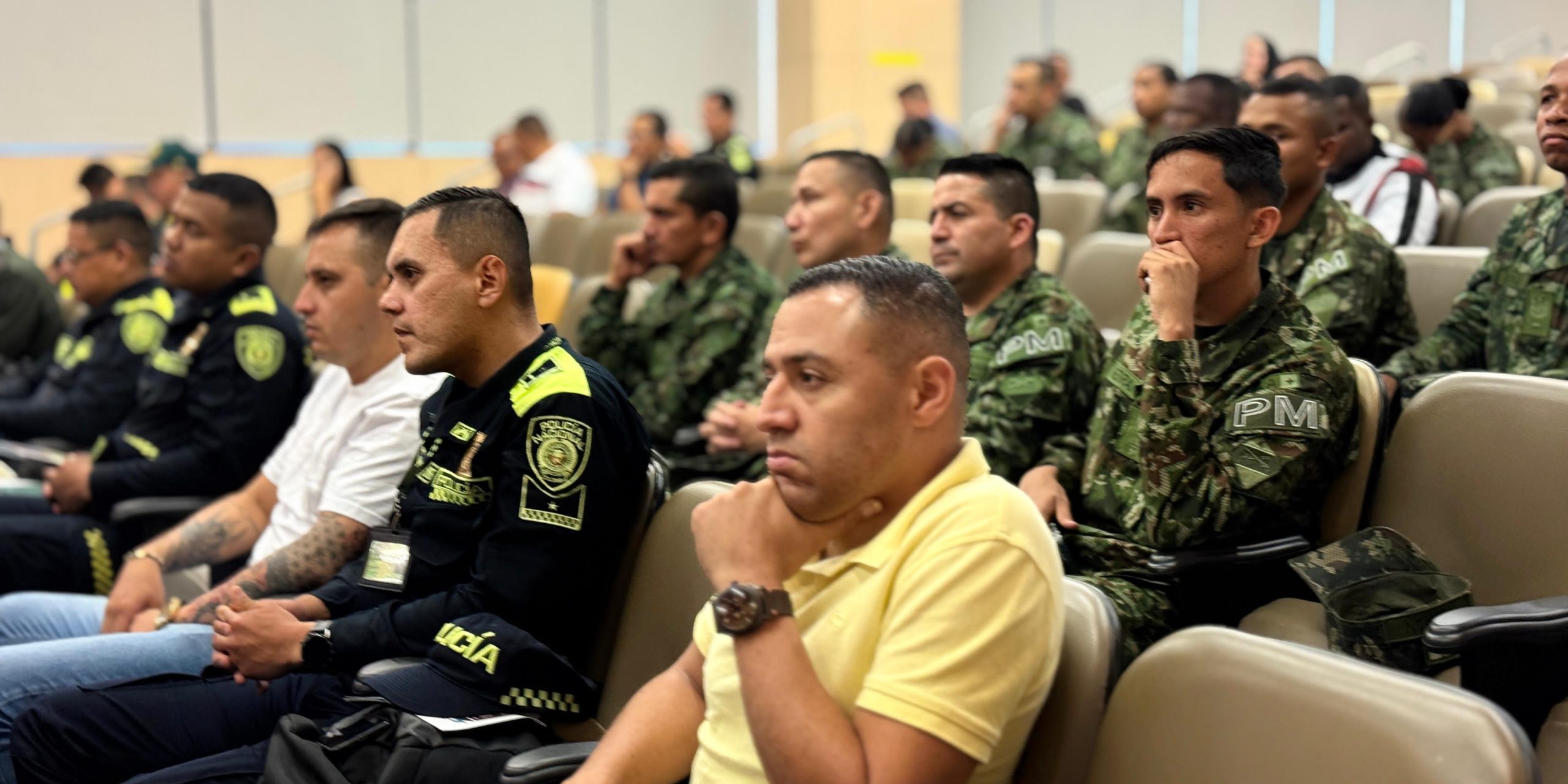 DERECHOS HUMANOS Y FUERZAS ARMADAS: UN COMPROMISO CON LA LEY Y LA SOCIEDAD En la Corporación MilVíctimas reiteramos nuestro compromiso de acompañar a las víctimas, promover el diálogo institucional y social, y aportar al fortalecimiento de una cultura de derechos humanos que sirva como guía para las Fuerzas Armadas y la Policía Nacional en el cumplimiento de su misión constitucional.